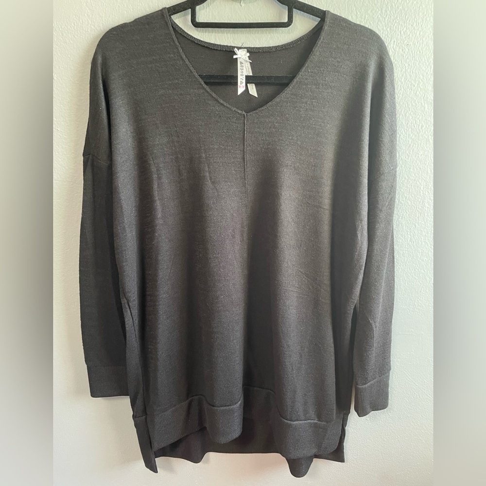 NWT JO&CO black v-neck long sleeves thin sweater. Size Medium.